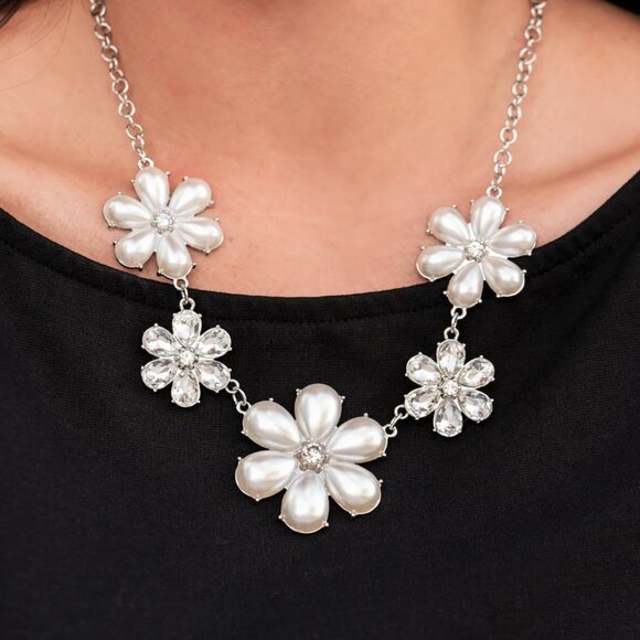 Paparazzi Jewelry Accessories - Fiercely Flowering - White Necklace - Vintage - Picture 4 of 6